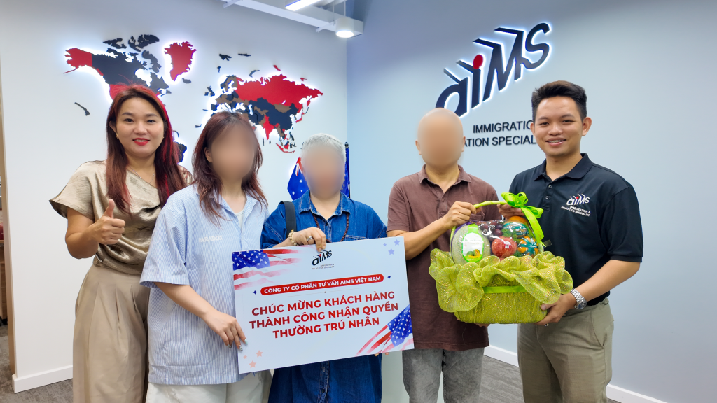 Khách hàng của AIMS cùng con gái sau khi phỏng vấn thành công diện visa EB5