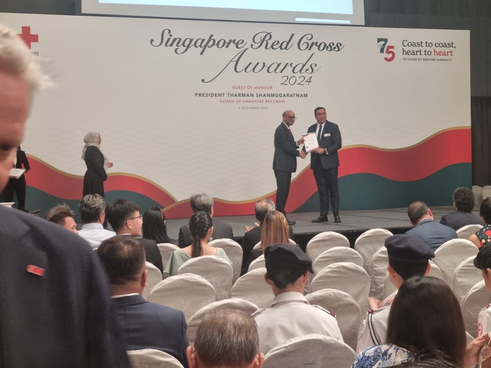 Tập đoàn AIMS tự hào khi được Tổng thống Singapore Tharman Shanmugaratnam trao tặng giải thưởng danh giá “Friend of Singapore Red Cross Award”